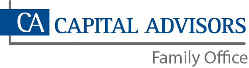 Logo Capital Advisors a color. Rectangulo de color azul oscuro profundo con las letras CA en blanco, con una línea horizontal en la parte baja del logo que llega hasta el final. Junto al rectágulo que contiene la sigla CA, se lee en tipografía tipo serif Capital Advisors.